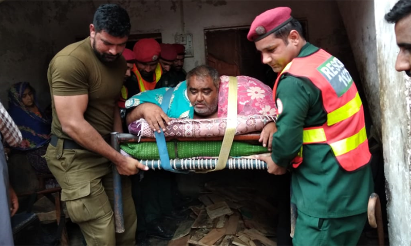 A Sadiqabad-based taxi driver, who recently underwent treatment for health complications caused by obesity, passed away on Monday after he was left unattended due to commotion in the intensive care unit (ICU) of a hospital in Lahore.  — Photo by Malik Irfanul Haq/File