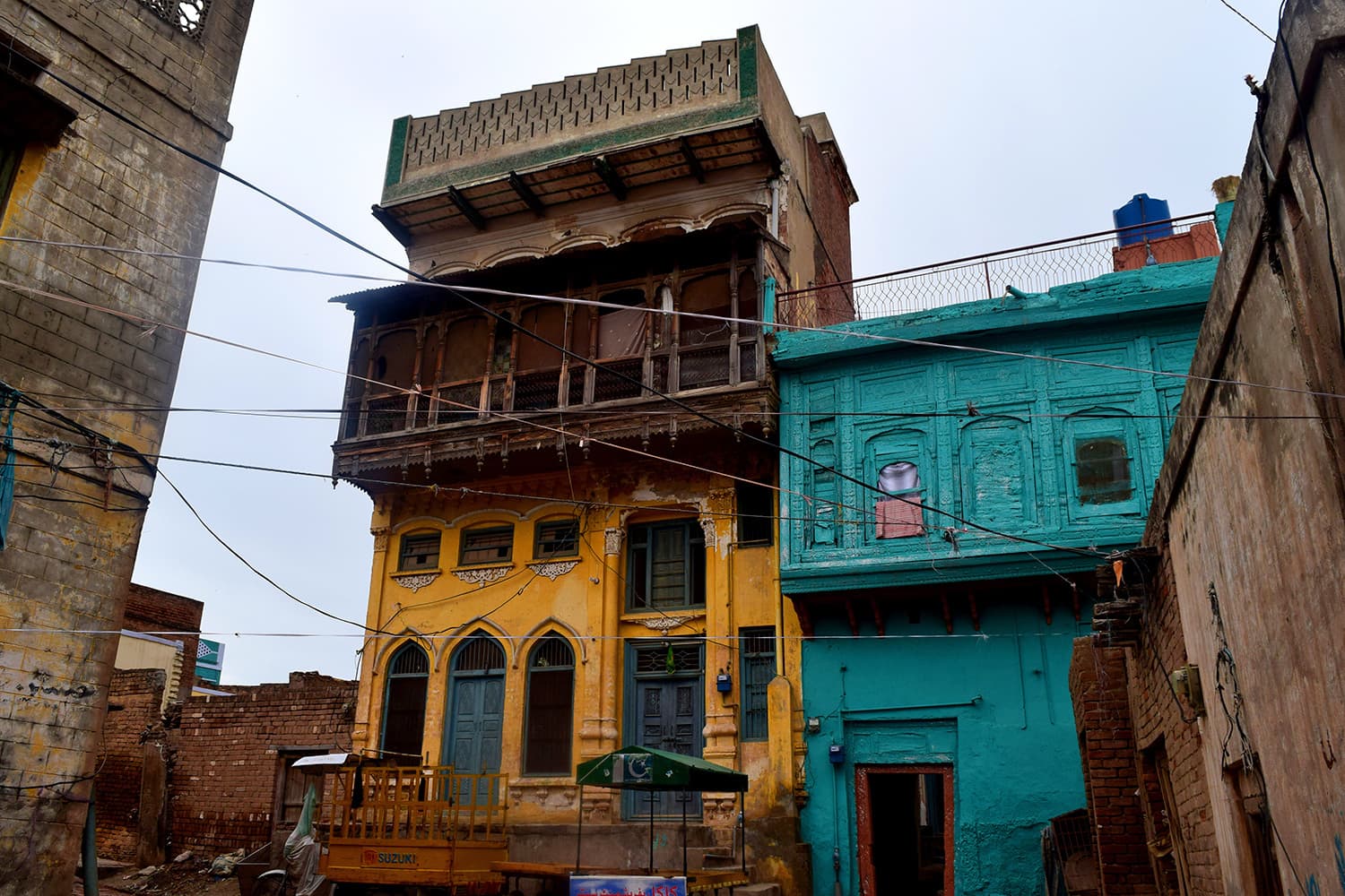 Kohli Haveli with upper part of balconies already gone.