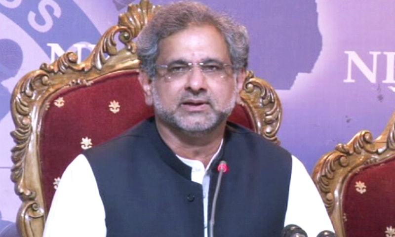 ان حضرات کو چیلنج ہے تو سیدھا نیب میں جائیں اور عوام کے سامنے ثبوت رکھیں، شاہد خاقان عباسی &mdash; فوٹو: ڈان نیوز