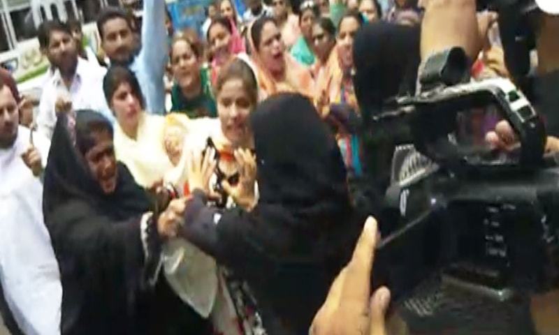 نرسز مطالبات کے حق میں کئی روز سے سراپا احتجاج تھیں&mdash;اسکرین شاٹ