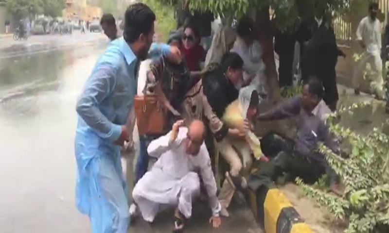 مظاہرین کو منتشر کرنے کے لیے پولیس نے کارروائی کی&mdash;اسکرین شاٹ