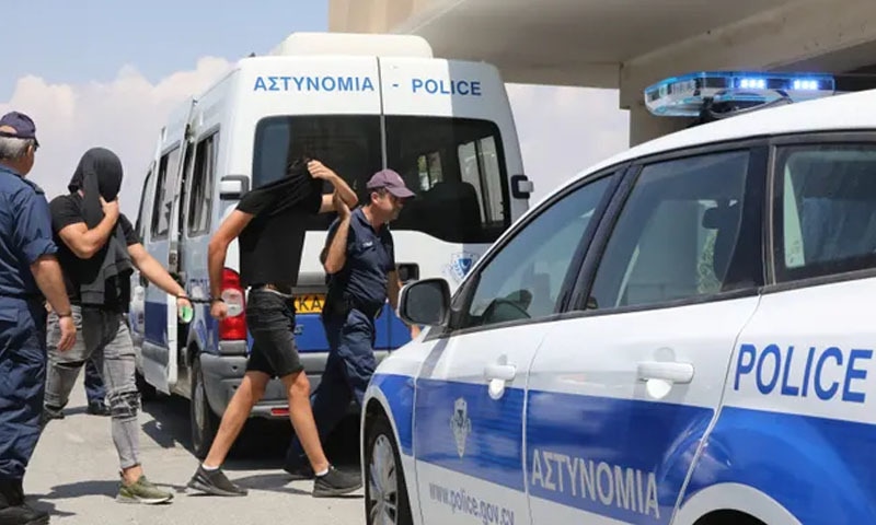 کینگ ریپ کے الزام میں گرفتار اسرائیلی نوجوان کو عدالت میں پیش کیا جارہا ہے &mdash; فوٹو: دی گارجین