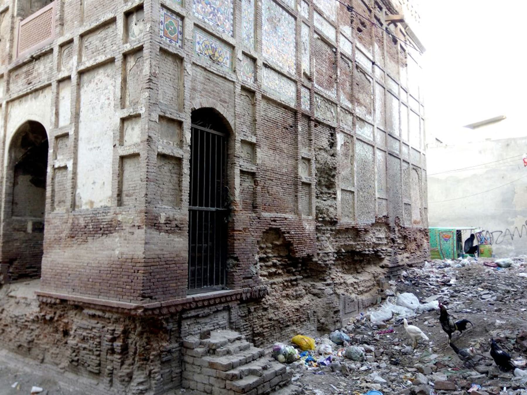 مقبرہ خستہ حالی کا شکار نظر آتا ہے