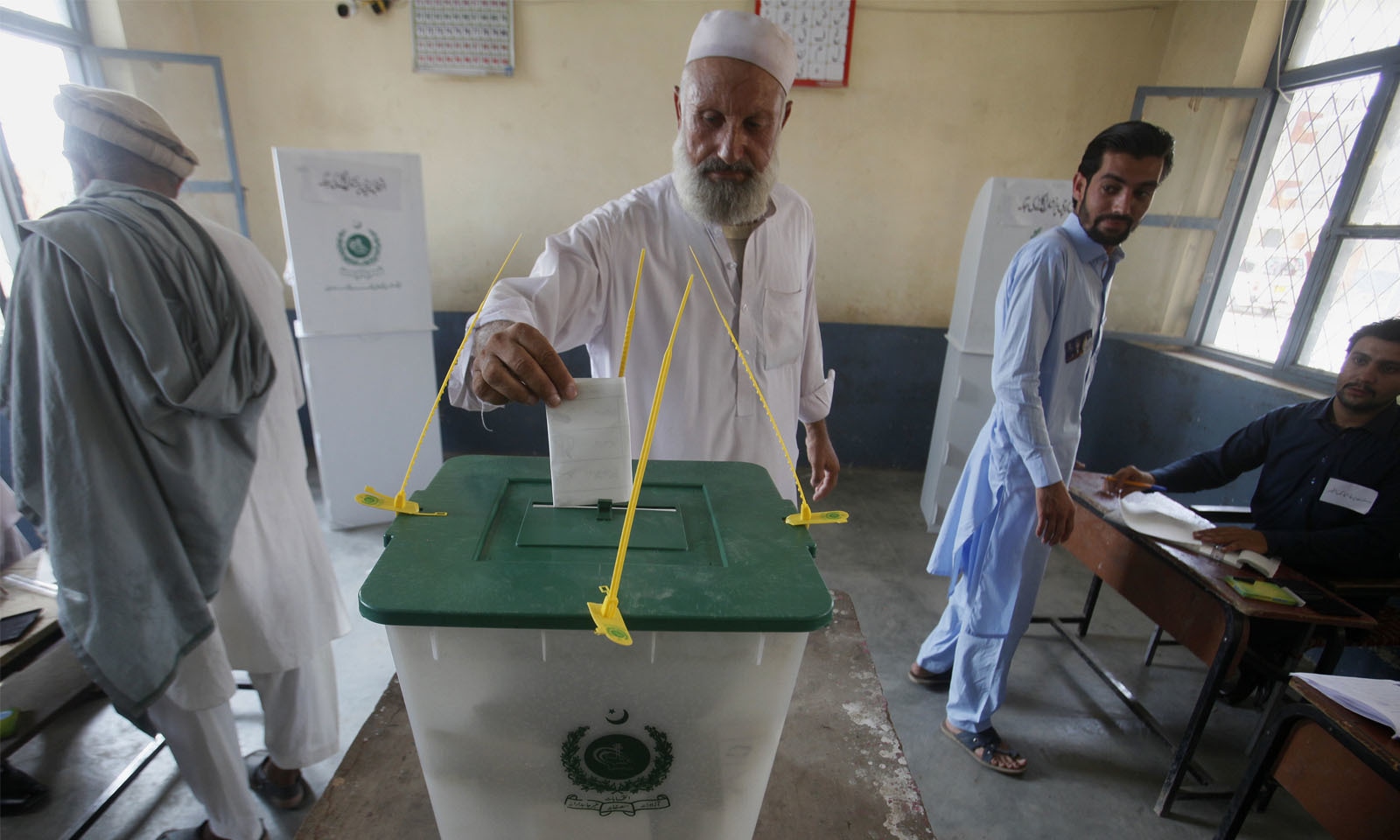 ضلع خیبر کے پولنگ اسٹیشن میں ایک بزرگ شہری اپنا ووٹ کاسٹ کررہے ہیں—فوٹو: اے پی