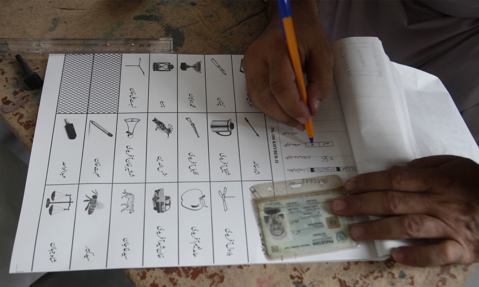 پہلی مرتبہ صوبائی اسمبلی کی نشستوں پر ووٹ دینے کے لیے ووٹرز کا ٹرن آؤٹ بھی زیادہ دیکھا گیا—فوٹو: اے پی
