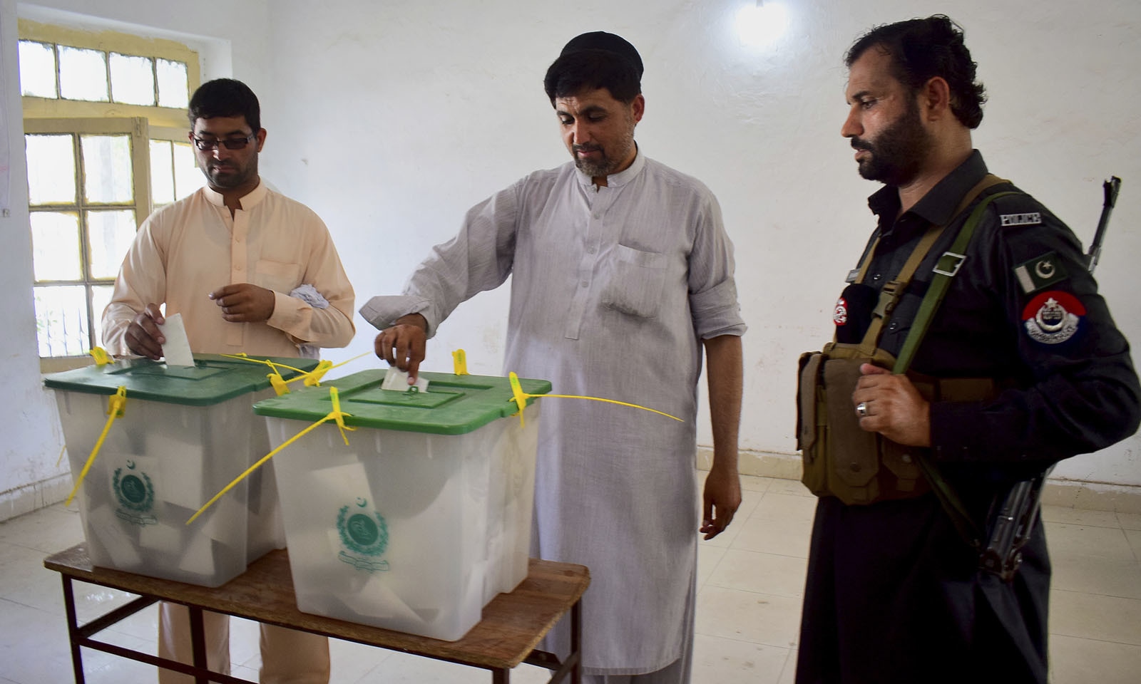 جمرود کے پولنگ اسٹیشن پر ایف سی اہلکار مستعد کھڑا ہے—فوٹو: اے پی
