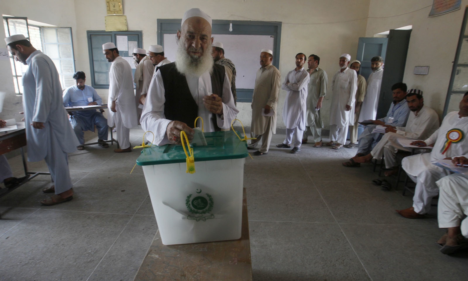 16 عام نشستوں پر مجموعی طور پر 2 سو 85 امیدواروں نے انتخابی عمل میں حصہ لیا—فوٹو: اے پی