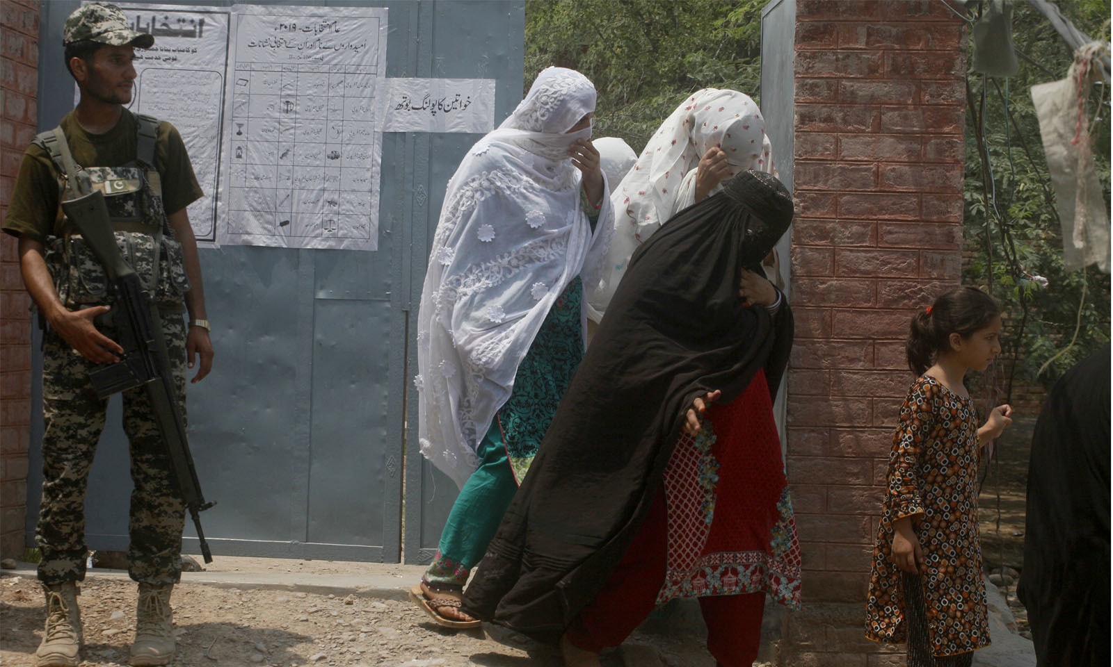 انتخابات میں رجسٹرڈ ووٹرز کی تعداد 28 لاکھ تھی جس میں سے خواتین ووٹرز کی تعداد 11 لاکھ 30 ہزار تھی
— فوٹو: اے پی