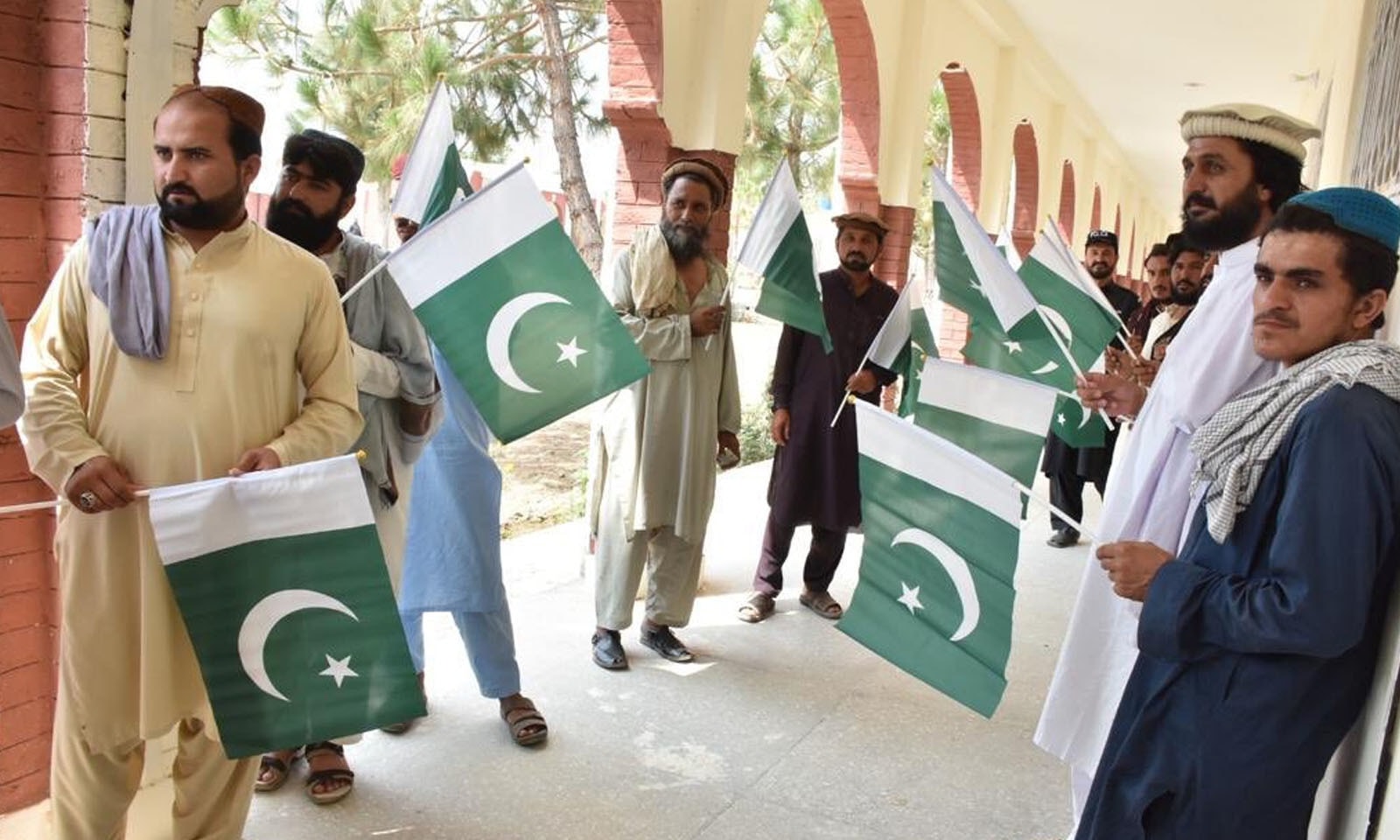 اپنا حق رائے دہی استعمال کرنے والے قبائلی عوام نے ان اضلاع میں ہونے والے الیکشن کو اپنے لیے 'تاریخی دن' قرار دیا—فوٹو: بشکریہ:پی ٹی آئی ٹوئٹر اکاؤنٹ