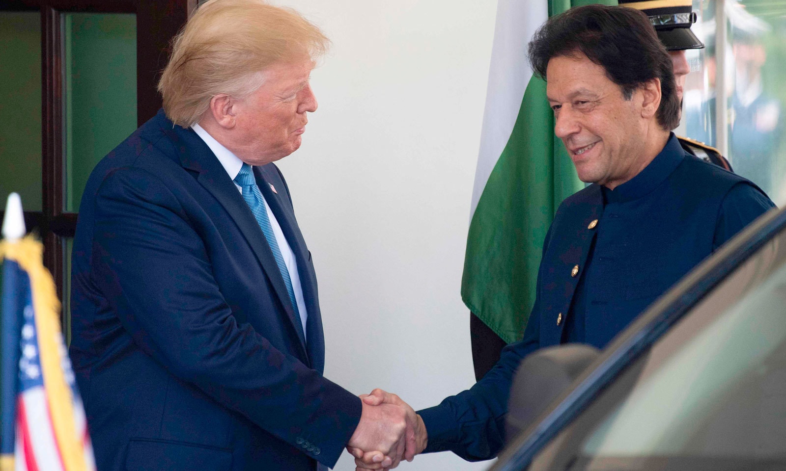 وائٹ ہاؤس کے باہر امریکی صدر ڈونلڈ ٹرمپ وزیر اعظم عمران خان سے مصافحہ کر رہے ہیں— فوٹو: اے ایف پی
