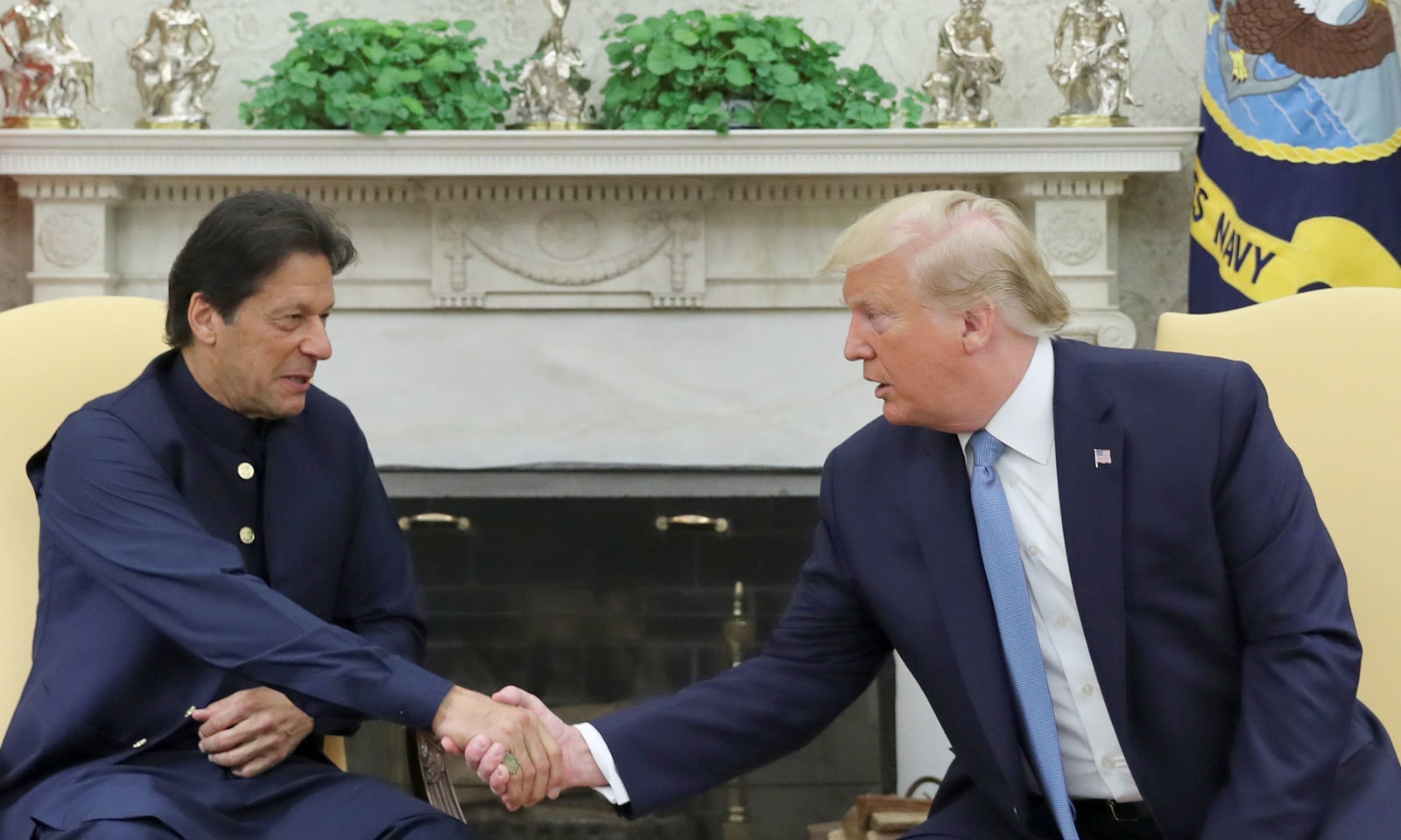 ڈونلڈ ٹرمپ نے ملاقات کے دوران مسئلہ کشمیر پر ثالثی کی پیشکش کی— فوٹو: رائٹرز