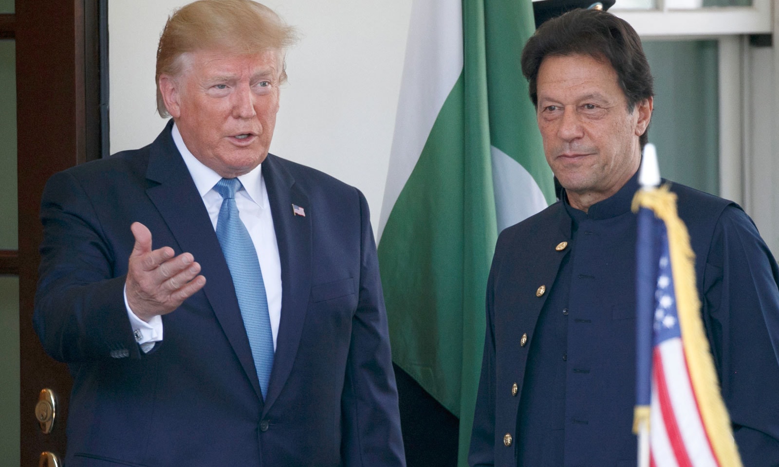 امریکی صدر ڈونلڈ ٹرمپ وزیر اعظم پاکستان عمران خان کو وائٹ ہاؤس کے اوول آفس میں آنے کی دعوت دے رہے ہیں— فوٹو: اے پی