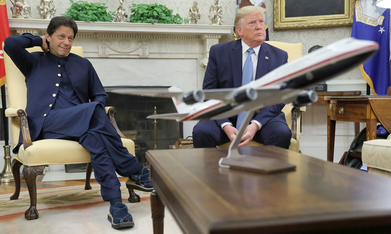 وزیر اعظم عمران خان امریکی صدر سے ملاقات کے دوران خوشگوار موڈ میں نظر آ رہے ہیں— فوٹو: رائٹرز