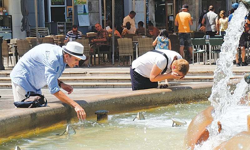 برطانیہ کے محکمہ موسمیات نے ملک میں 38.5 ڈگری سینٹی گریڈ تک پارہ پہنچنے کا امکان ظاہر کیا&mdash; فائل فوٹو/ رائٹرز