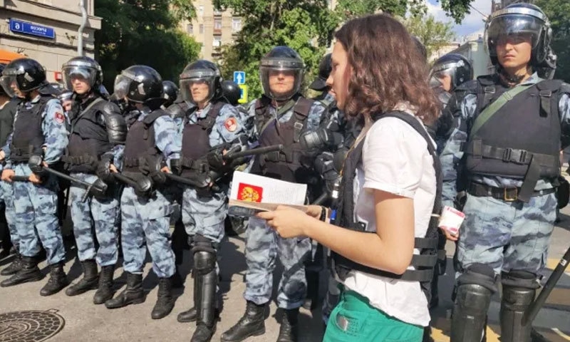 اولگا مسک حکومت کی جانب سے لوگوں کو انتخابات میں حصہ لینے سے روکنے کے خلاف ہونے والے مظاہرے میں شریک تھیں&mdash;فوٹو: VERA OLEINIKOVA