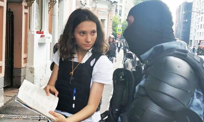 اولگا مسک نے بہادری سے پولیس اہلکاروں کو آئین کے آرٹیکل 4 کو بھی دکھایا&mdash;&mdash;فوٹو: VERA OLEINIKOVA