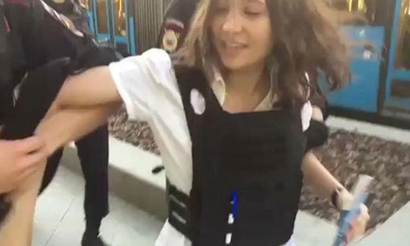 بعد ازاں پولیس نے اولگا مسک کو گرفتار کرکے 12 گھنٹے تحویل میں بھی رکھا&mdash;اسکرین شاٹ/ یوٹیوب