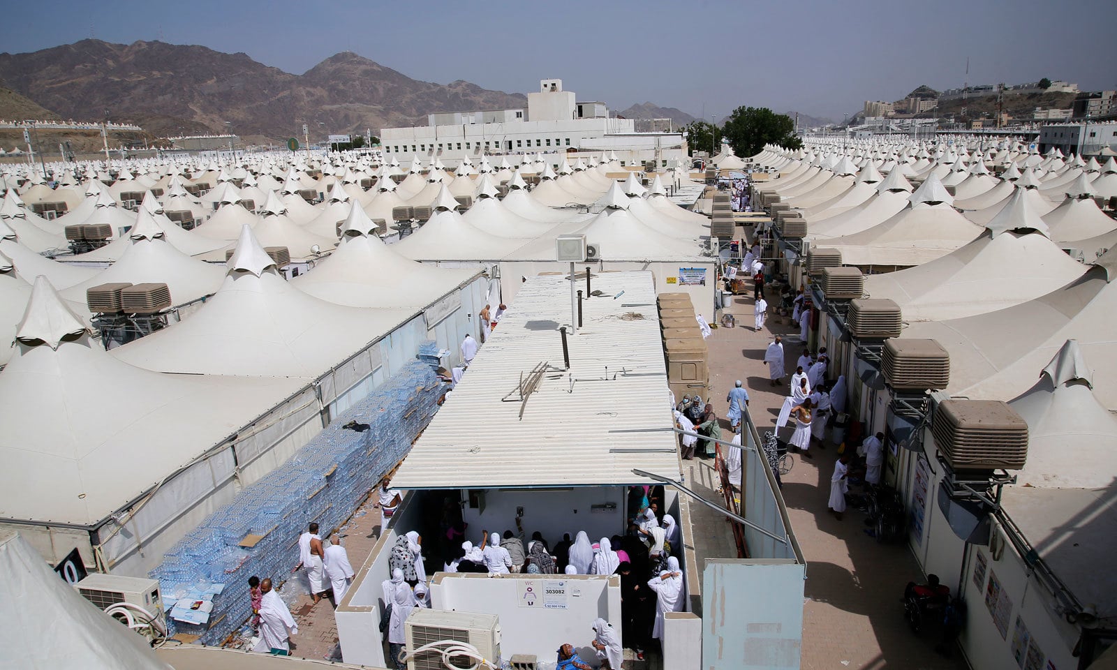 منی میں عازمین کے قیام کے لیے دنیا کی سب سے بڑی خیمہ بستی آباد کردی گئی &mdash; فوٹو: اے پی