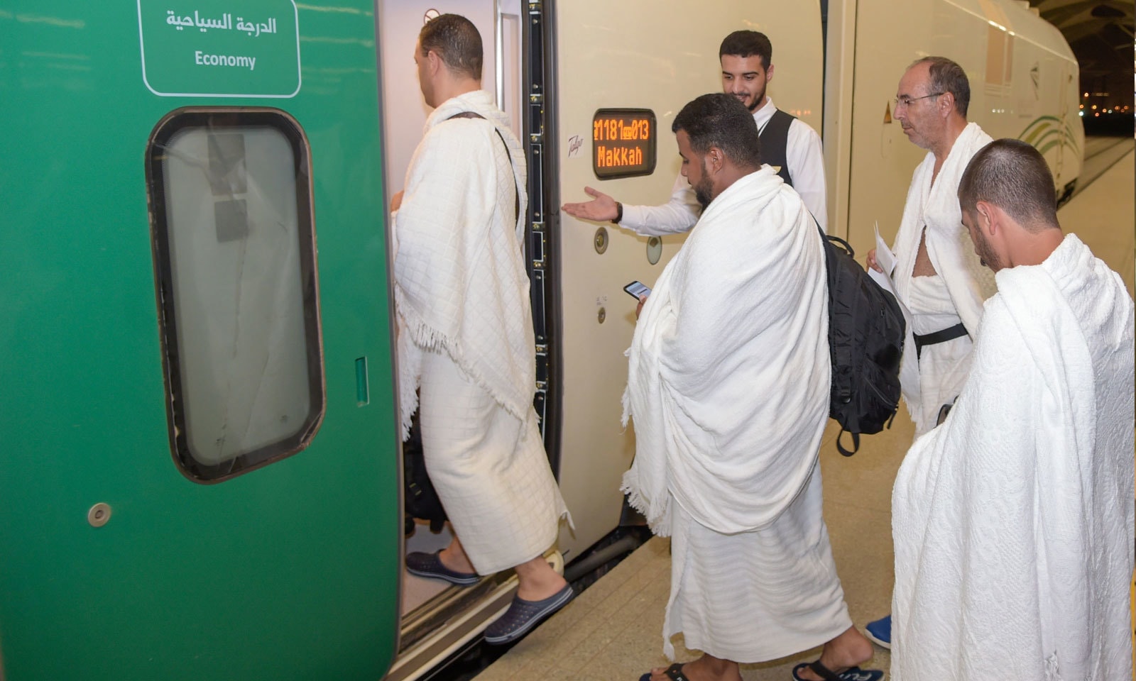 حرمین ٹرین سروس عازمین کو مکہ مکرمہ اور مدینہ منورہ کے درمیان سفر کی سہولت فراہم کرتی ہے &mdash; فوٹو: اے ایف پی