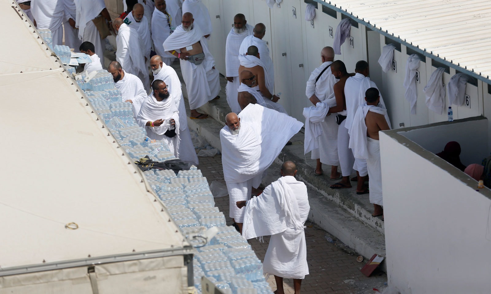 عازمین رات منیٰ میں قیام کریں گے اور تمام نمازیں اپنے خیموں میں باجماعت ادا کریں گے&mdash; فوٹو: اے پی