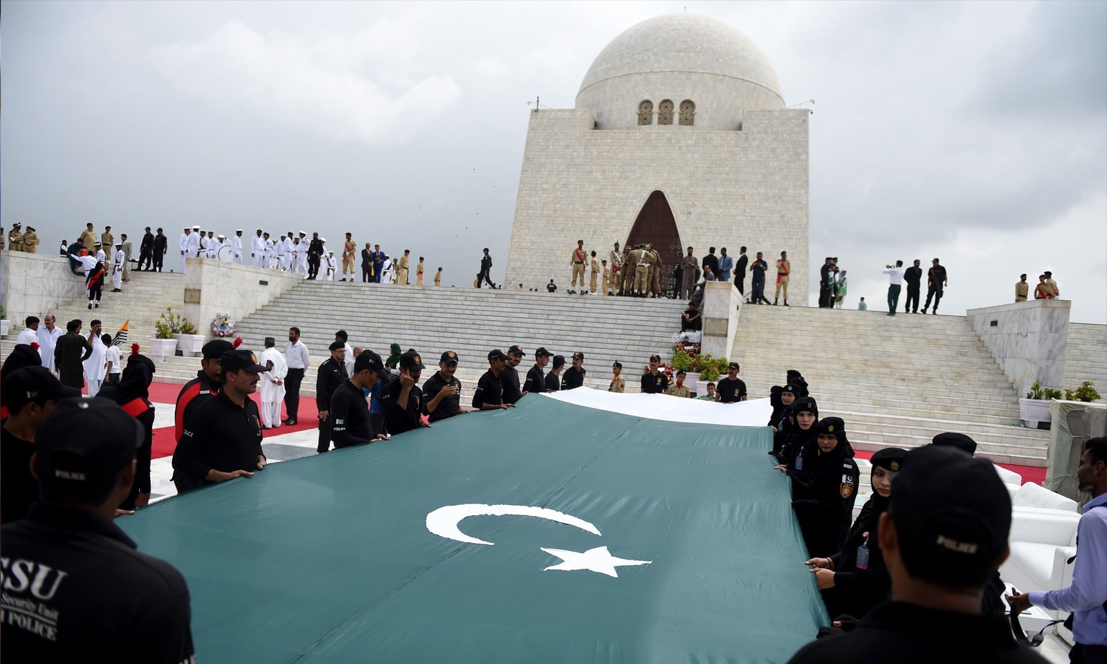مزار قائد پر بھی یوم آزادی کی پر وقار تقرئب منعقد ہوئی — فوٹو: اے ایف پی