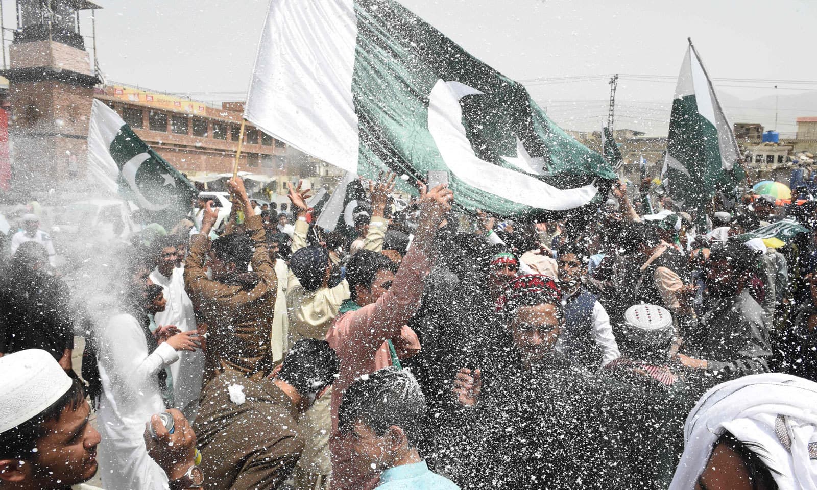 قوم نے 73 واں یوم آزادی جوش و خروش سے منایا — فوٹو: اے ایف پی