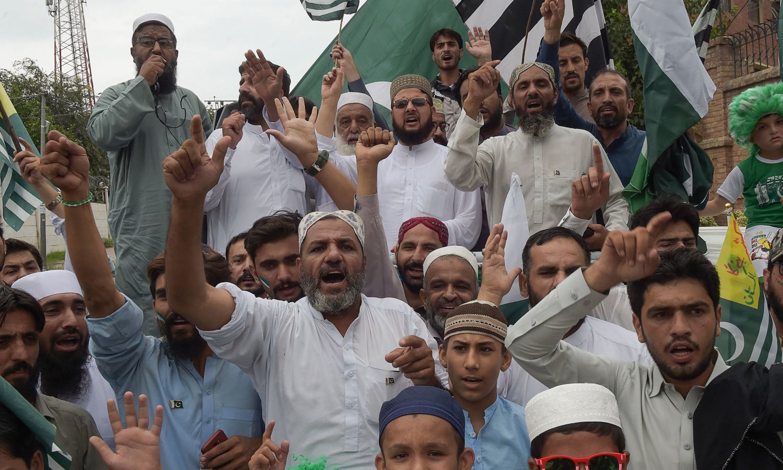ملک کے مختلف شہروں میں یوم آزادی پر تقریبات کا انعقاد کیا گیا -— فوٹو: اے ایف پی