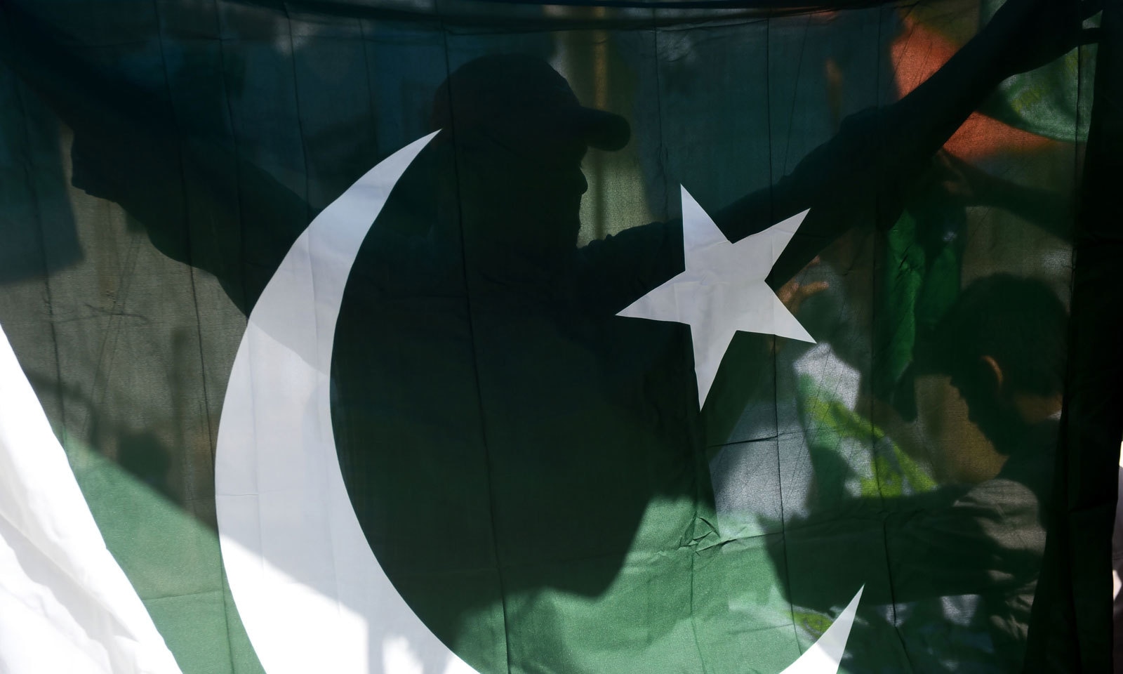 73 ویں یوم آزادی پر شہروں کو سبز پرچموں اور برقی قمقموں سے سجایا گیا — فوٹو: اے ایف پی