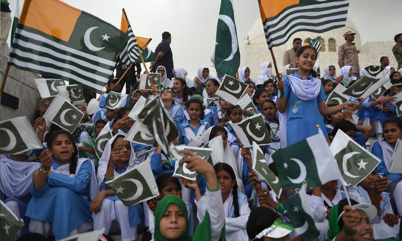 قبوضہ کشمیر کے عوام کی بھارتی غلامی سے نجات کے لیے بھی خصوصی دعائیں کی گئیں
— فوٹو: اے ایف پی