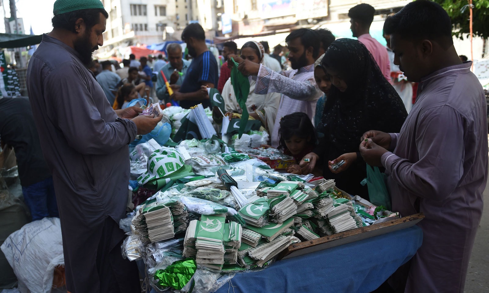 پاکستانی قوم نے یوم آزادی پر کشمیری عوام کو بھی یاد رکھا — فوٹو: اے ایف پی