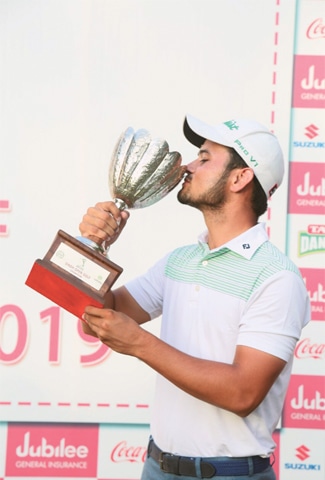 KARACHI: Ahmed Baig kisses the trophy following the prize-distribution ceremony for the Sindh Open Golf Championship at the Arabian Sea Country Club on Sunday.