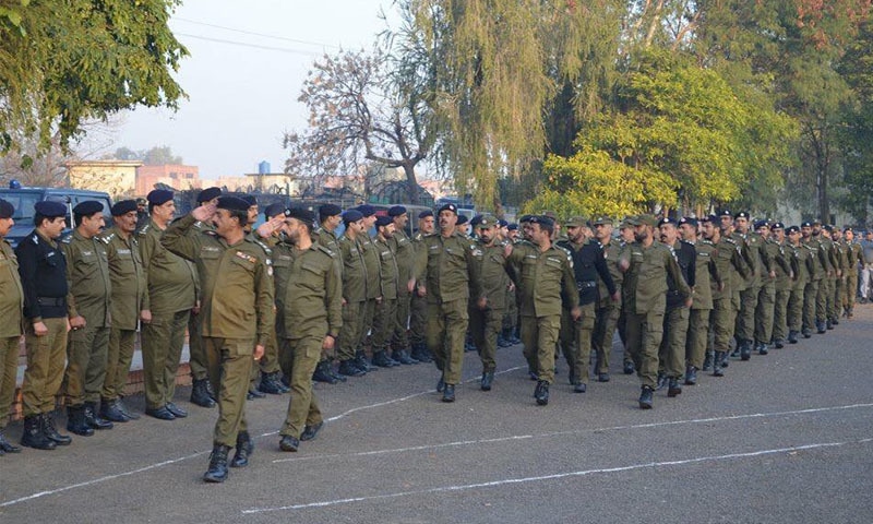 آئی جی پولیس عارف نواز خان اس معاملے کو وزیراعلیٰ پنجاب عثمان بزدار کے سامنے پیش کرنے کا ارادہ رکھتے ہیں &mdash;تصویر بشکریہ فیس بک پنجاب پولیس