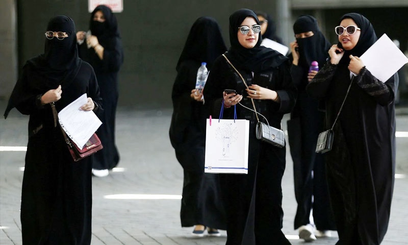 ماضی میں مرد سرپرست کی اجازت سے خواتین باہر جاتی تھیں—فوٹو: رائٹرز