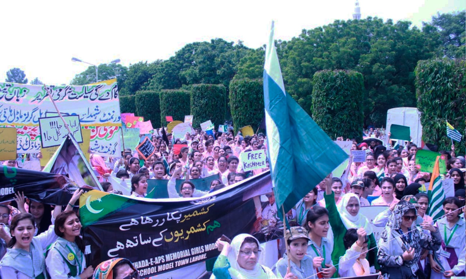 لاہور میں تعلیمی اداروں کی جانب سے بھی کشمیر آور منایا گیا — فوٹو: پی ٹی آئی ٹوئٹر