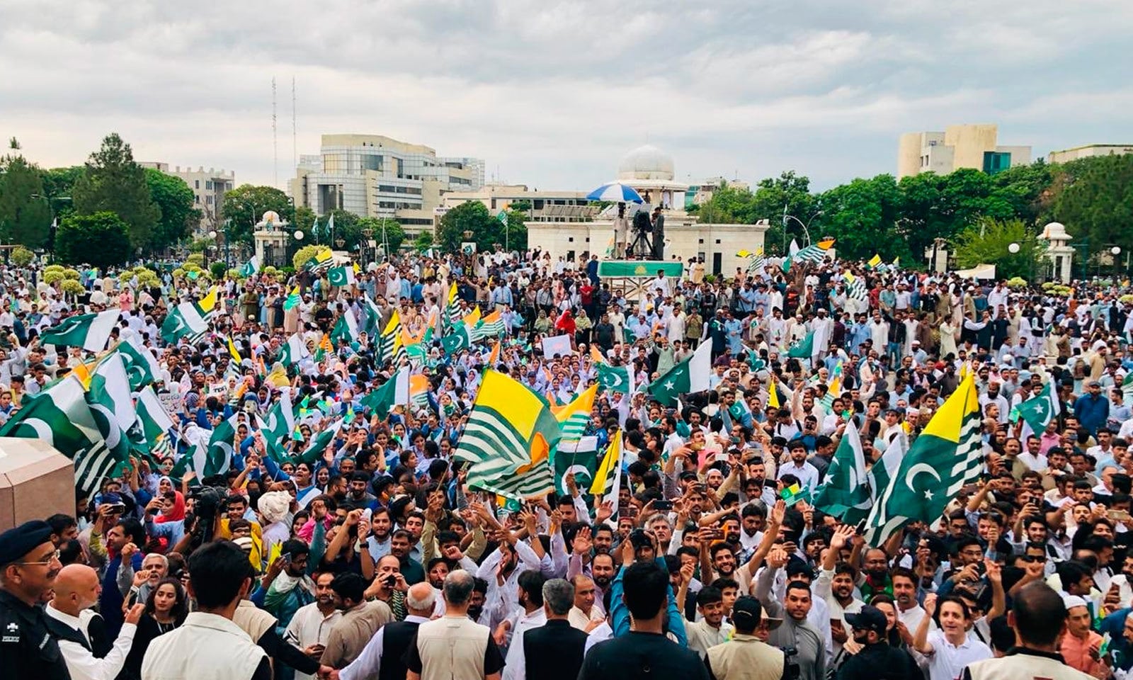 وزیراعظم سیکریٹریٹ کے باہر عوام کی بڑی تعداد نے کشمیریوں سے اظہار یکجہتی کیا — فوٹو: پی ٹی آئی ٹوئٹر