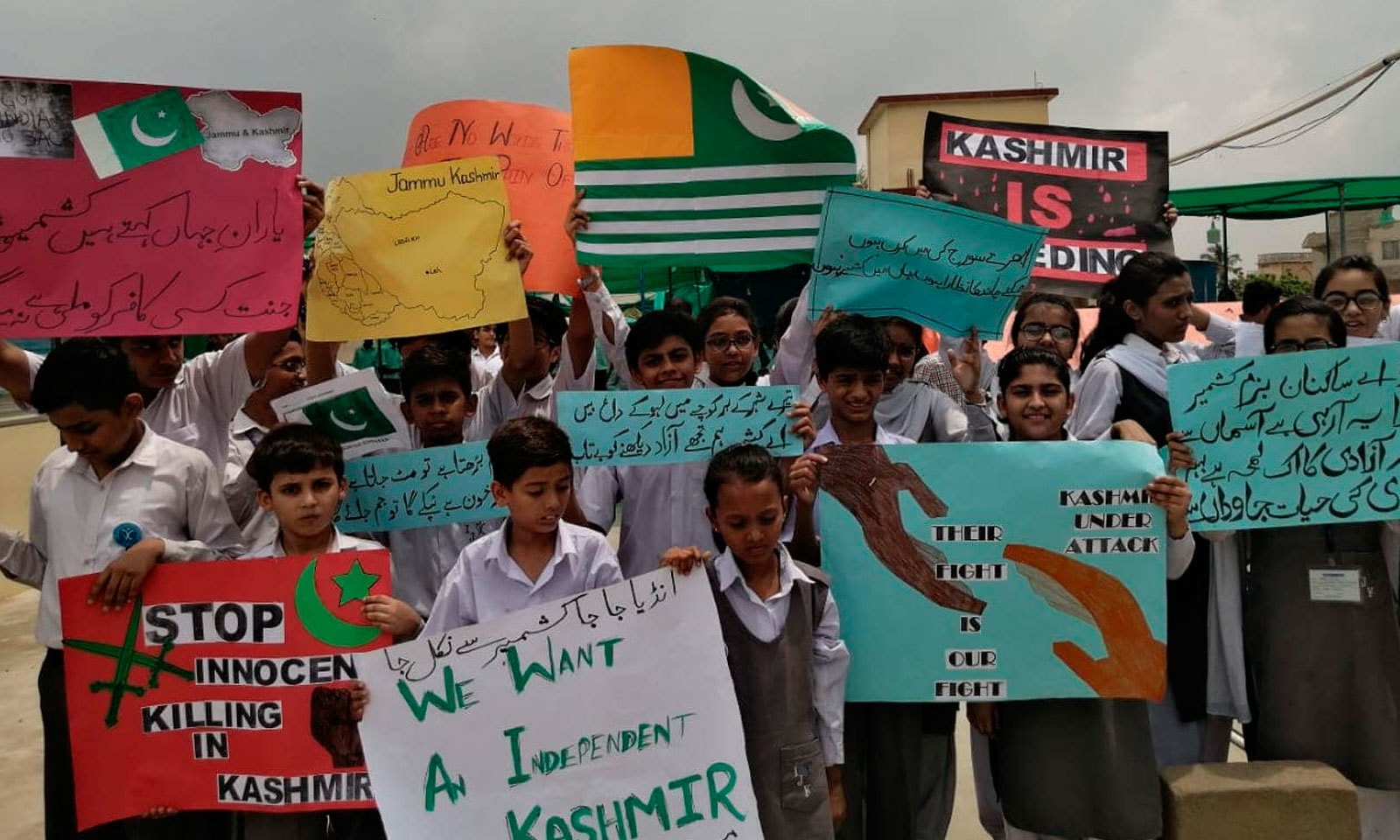 کراچی میں اسکول کے طلبا نے بھی کشمیری عوام کے حق میں آواز اٹھائی — فوٹو: فیس بک