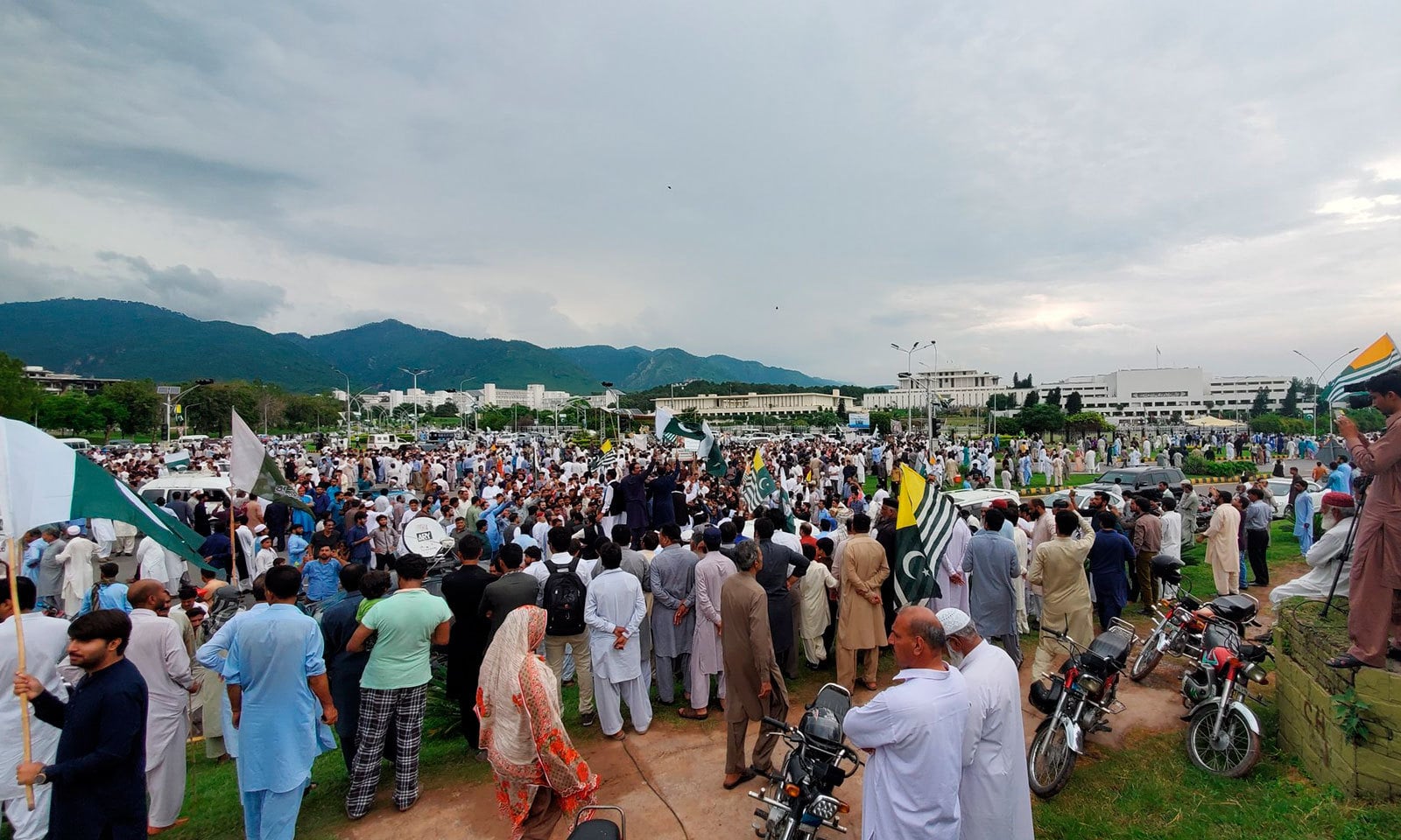 پاکستان اور آزاد جموں و کشمیر کا قومی ترانہ بھی بجایا گیا— فوٹو: پی ٹی آئی ٹوئٹر