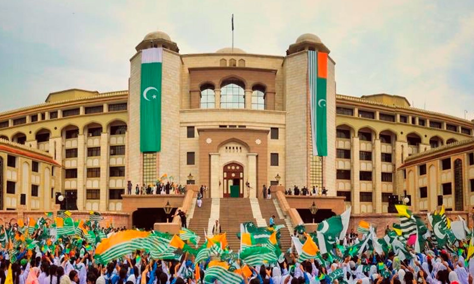 وزیراعظم عمران خان کی اپیل پر ملک بھر میں کشمیر آور منایا گیا — فوٹو: پی ٹی آئی ٹوئٹر