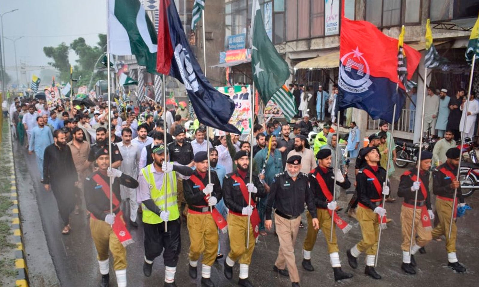 ملک بھر میں سائرن بجائے گئے جس پر تمام ٹریفک اور حکومتی مشینری نے کام روک دیا— فوٹو: پی ٹی آئی ٹوئٹر