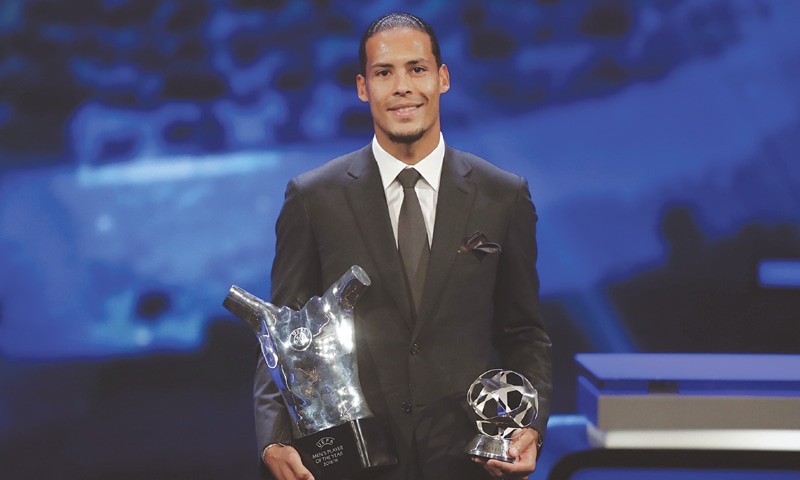 MONACO: Dutch defender Virgil van Dijk of Liverpool holds men&rsquo;s player of the year award during the group stage draw of the Champions League at the Grimaldi Forum.&mdash;AP