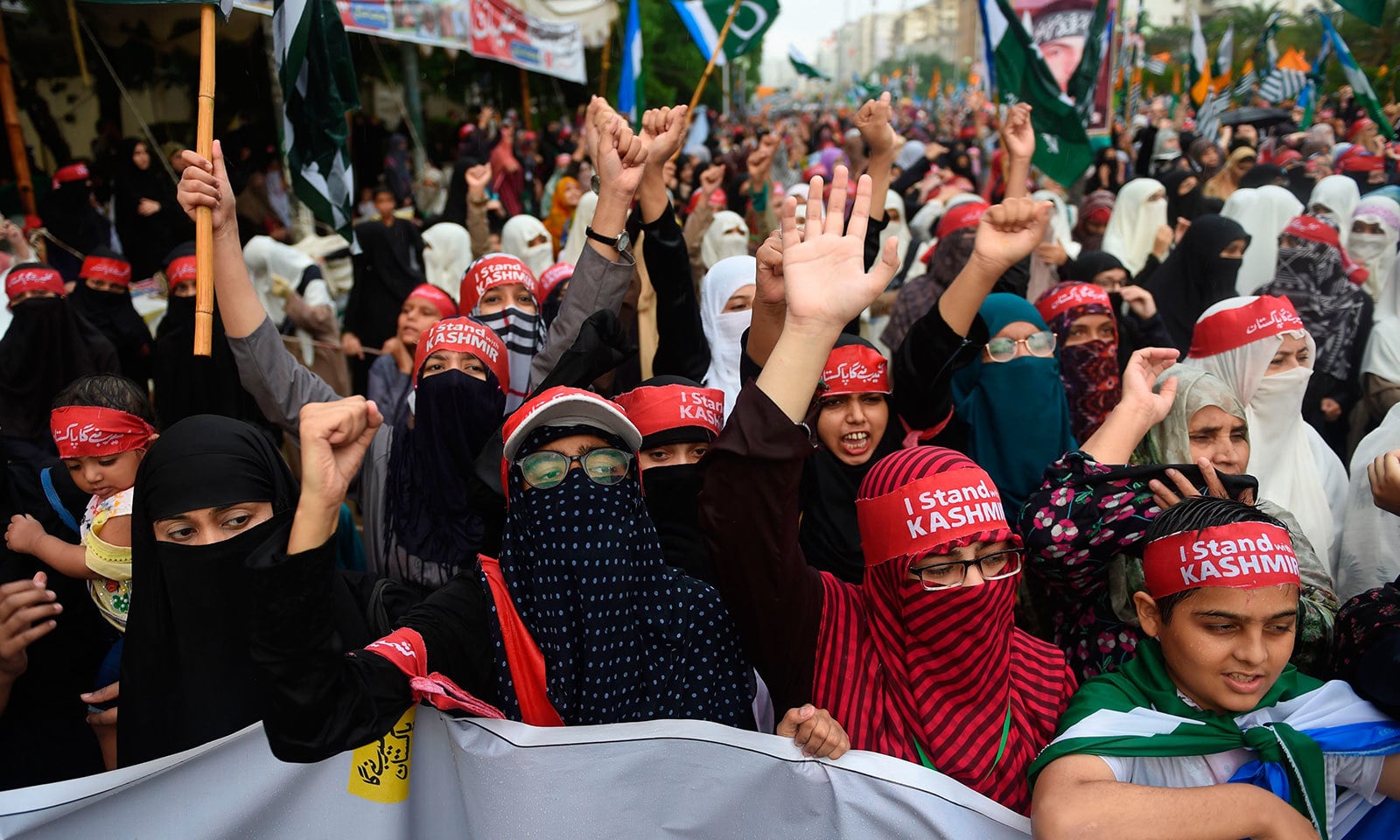 جماعت اسلامی کی آزادی کشمیر ریلی میں خواتین اور بچوں کی بڑی تعداد بھی شریک تھی—فوٹو:اے ایف پی