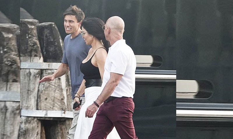 جیف بزوز کو پہلی بار لورین سانچز کے ساتھ سر عام گھومتے ہوئے دیکھا گیا —فوٹو: میگا/ ڈیلی میل جیف بزوز کو پہلی بار لورین سانچز کے ساتھ سر عام گھومتے ہوئے دیکھا گیا —فوٹو: میگا/ ڈیلی میل