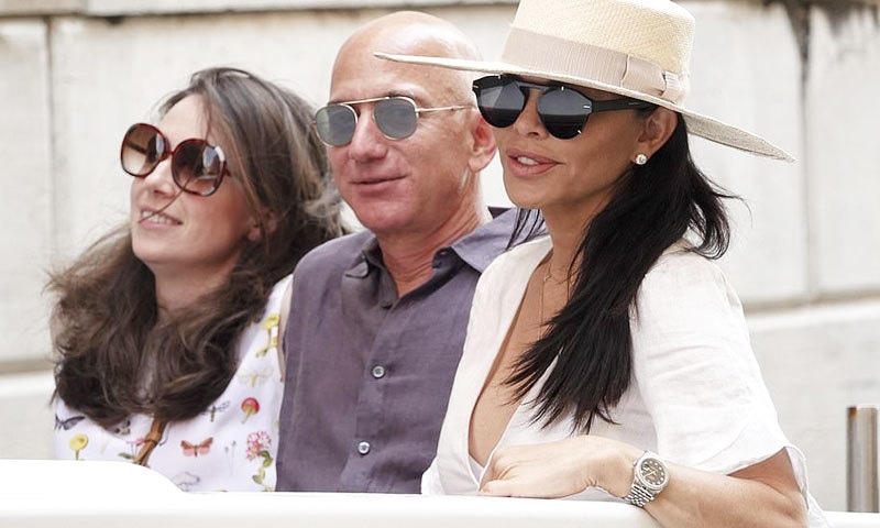 جیف بزوز اور لورین کے ہمراہ ان کے دوست بھی تھے—فوٹو: میگا/ ڈیلی میل