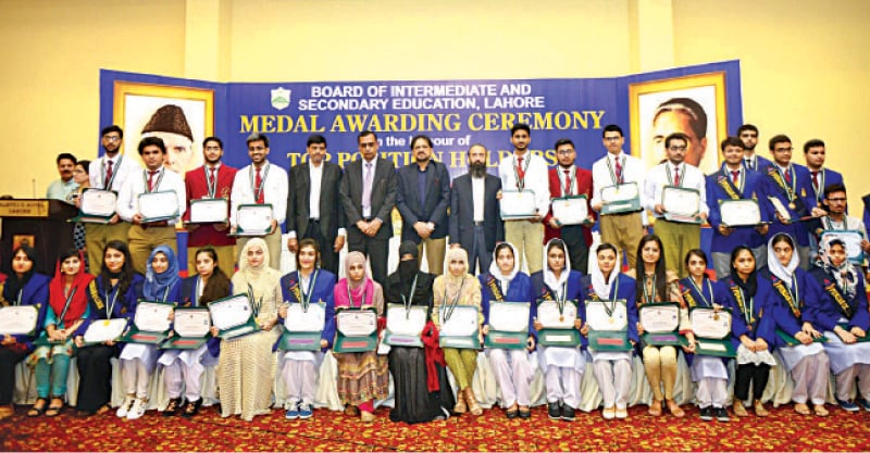 Intermediate position holders at the medal awarding ceremony. &mdash; Online