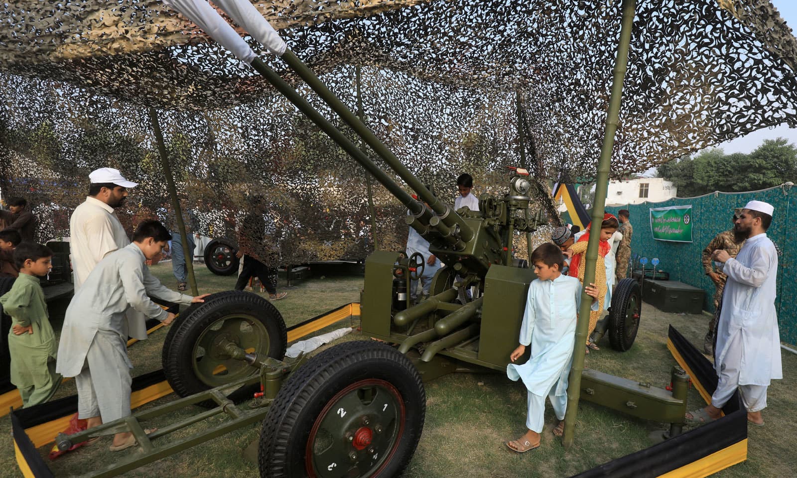 مک بھر میں یوم دفاع و شہدا کی مناسبت سے تقاریب اور ریلیوں کا انعقاد کیا گیا  — فوٹو: رائٹرز