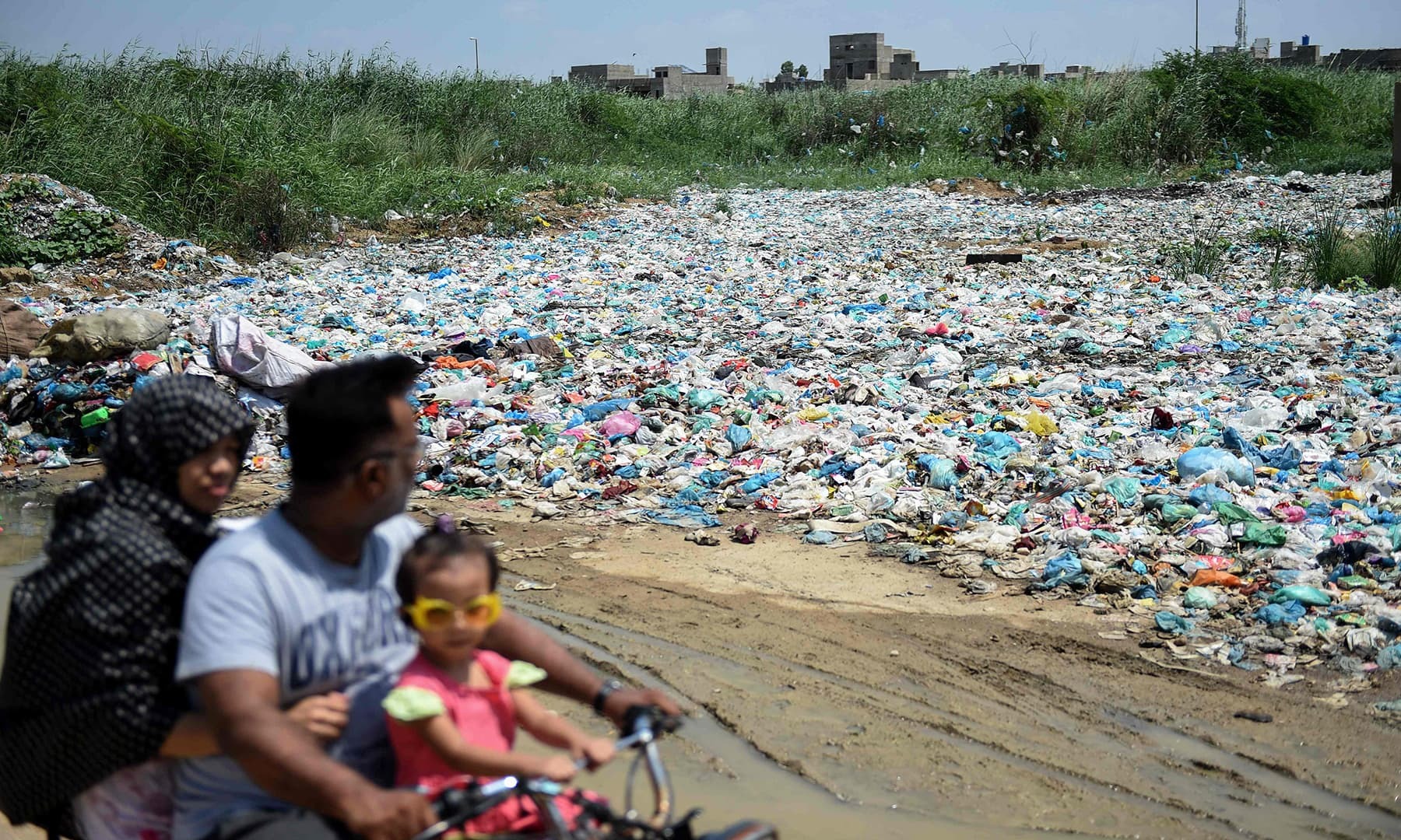 کراچی میں گندگی کا بازگشت اسلام آباد میں بھی سنائی دی جہاں وفاقی وزرا نے صفائی مہم شروع کرنے کا اعلان کردیا تھا—فوٹو:اے ایف پی