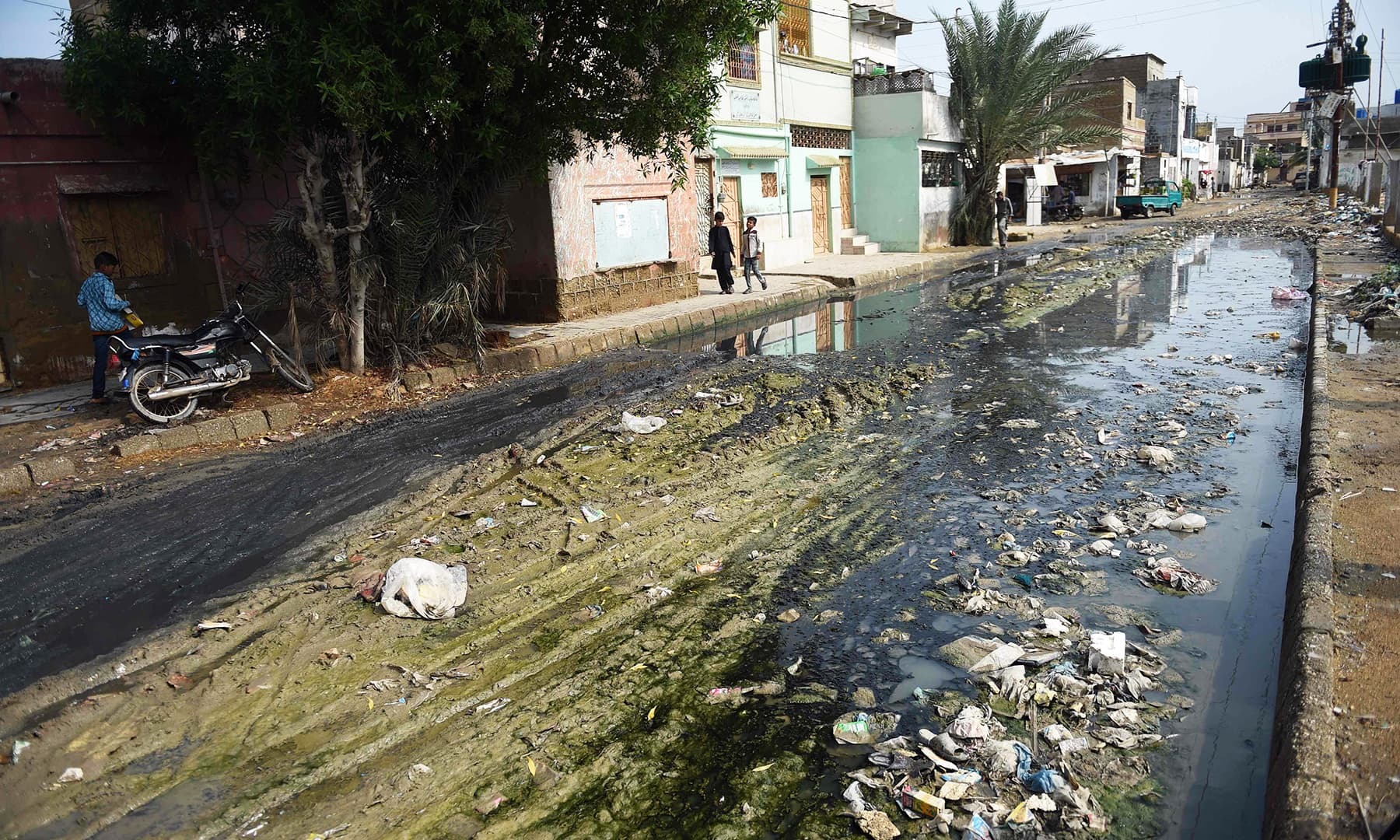 کراچی میں صفائی کی ذمہ داری شہری حکومت اور سندھ حکومت ایک دوسرے پر ڈالتی رہی—فوٹو:اے ایف پی