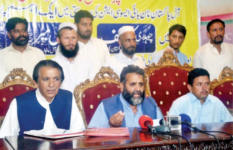 All Pakistan Nanbai Association President Shafiq Qureshi speaks at a press conference on Saturday. — White Star