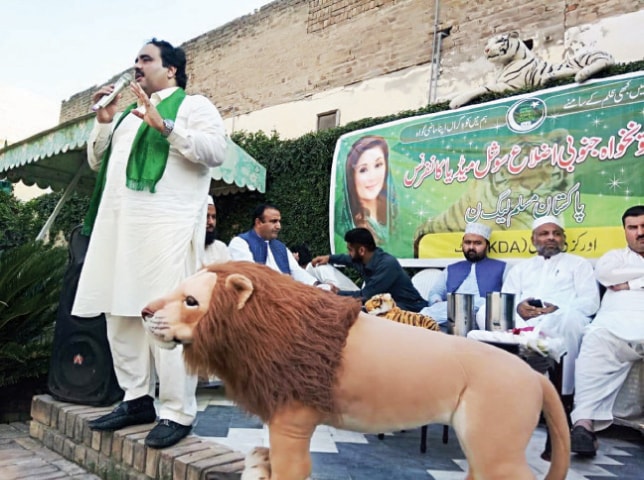 PML-N leader Mian Alamgir addresses party workers in Kohat on Monday. — Dawn