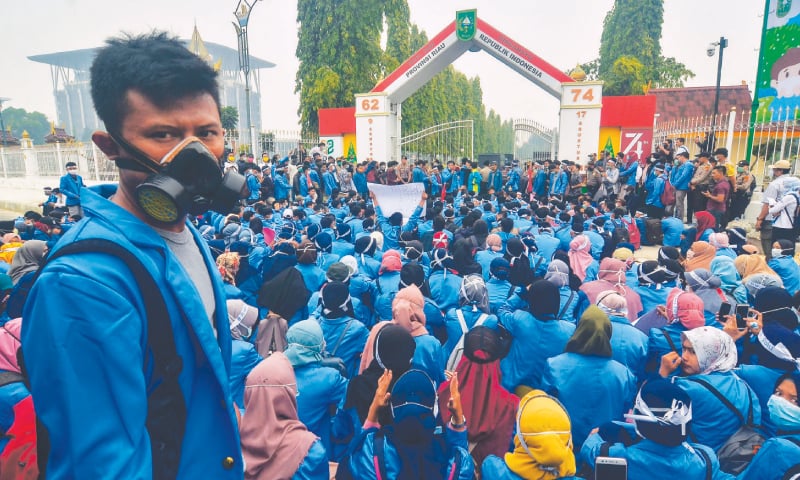 Riau: Hundreds of students protest outside the governor’s office on Monday, calling upon the government to do more to fight forest fires in the region.—AFP